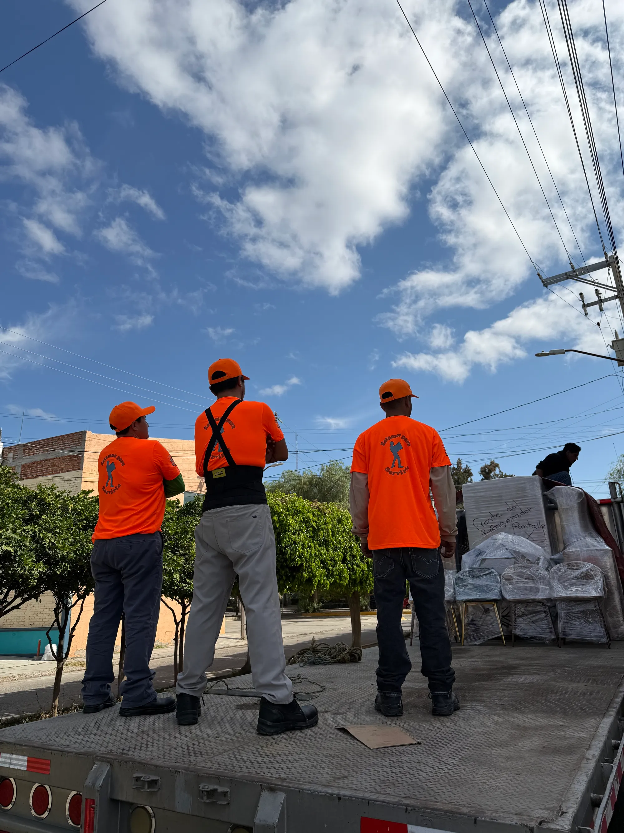 Equipo Mudanzas Express en uniforme naranja